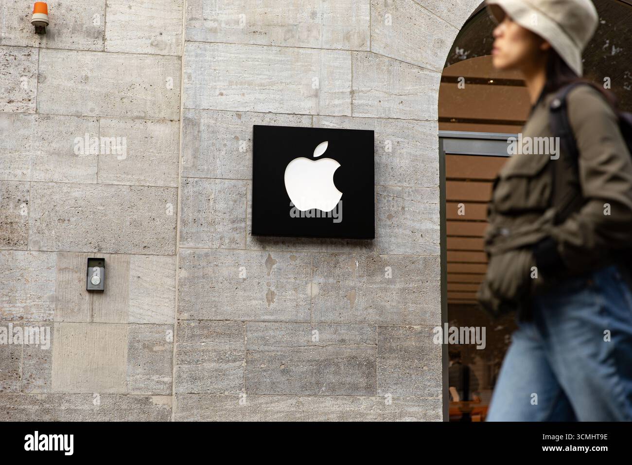 Les clients sont passés devant le magasin phare d'Apple sur Kurfürstendamm à Berlin le mardi 16 septembre 2025, alors que la société se préparait à lancer sa nouvelle gamme d'iPhone 17 plus tard cette semaine. Apple a déclaré que l'iPhone 17, l'iPhone 17 Pro et l'iPhone 17 Pro Max seront disponibles en Allemagne et sur d'autres marchés majeurs à partir du vendredi 19 septembre. Précommandes ouvertes la semaine dernière. Le lancement de la dernière série de smartphones d'Apple devrait attirer de longues files d'attente dans les magasins Apple du monde entier, poursuivant ainsi la tradition de déploiement de produits de haut niveau de l'entreprise. Les nouveaux appareils, dévoilés lors du keynote d'Apple en septembre Banque D'Images