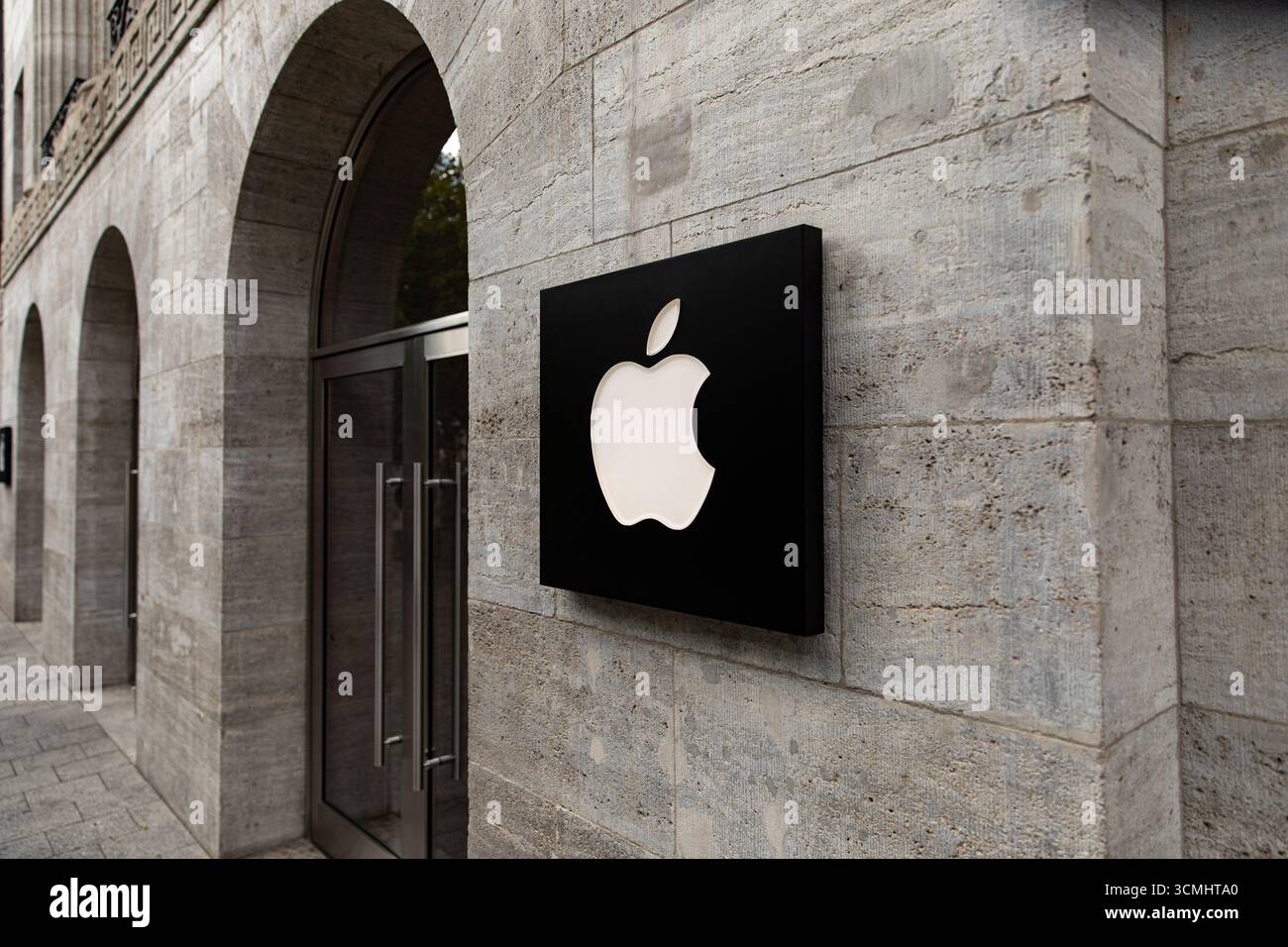 Les clients sont passés devant le magasin phare d'Apple sur Kurfürstendamm à Berlin le mardi 16 septembre 2025, alors que la société se préparait à lancer sa nouvelle gamme d'iPhone 17 plus tard cette semaine. Apple a déclaré que l'iPhone 17, l'iPhone 17 Pro et l'iPhone 17 Pro Max seront disponibles en Allemagne et sur d'autres marchés majeurs à partir du vendredi 19 septembre. Précommandes ouvertes la semaine dernière. Le lancement de la dernière série de smartphones d'Apple devrait attirer de longues files d'attente dans les magasins Apple du monde entier, poursuivant ainsi la tradition de déploiement de produits de haut niveau de l'entreprise. Les nouveaux appareils, dévoilés lors du keynote d'Apple en septembre Banque D'Images