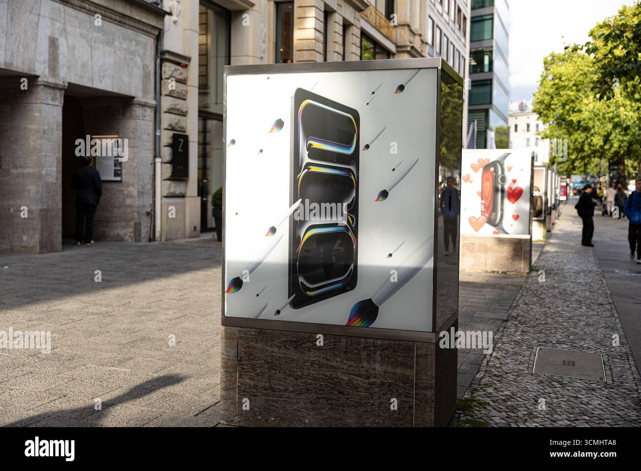 Les clients sont passés devant le magasin phare d'Apple sur Kurfürstendamm à Berlin le mardi 16 septembre 2025, alors que la société se préparait à lancer sa nouvelle gamme d'iPhone 17 plus tard cette semaine. Apple a déclaré que l'iPhone 17, l'iPhone 17 Pro et l'iPhone 17 Pro Max seront disponibles en Allemagne et sur d'autres marchés majeurs à partir du vendredi 19 septembre. Précommandes ouvertes la semaine dernière. Le lancement de la dernière série de smartphones d'Apple devrait attirer de longues files d'attente dans les magasins Apple du monde entier, poursuivant ainsi la tradition de déploiement de produits de haut niveau de l'entreprise. Les nouveaux appareils, dévoilés lors du keynote d'Apple en septembre Banque D'Images