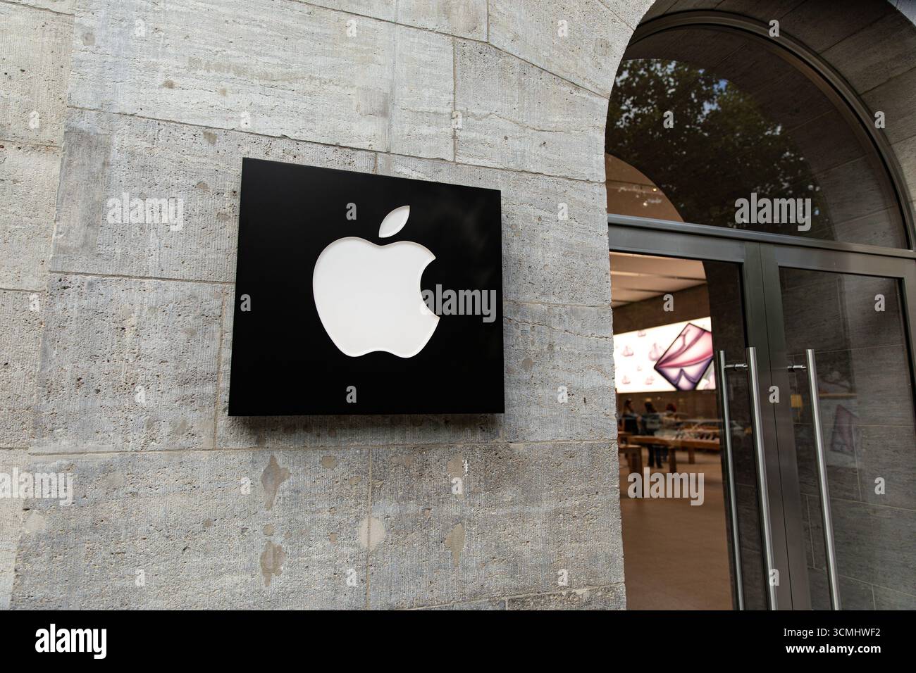 Les clients sont passés devant le magasin phare d'Apple sur Kurfürstendamm à Berlin le mardi 16 septembre 2025, alors que la société se préparait à lancer sa nouvelle gamme d'iPhone 17 plus tard cette semaine. Apple a déclaré que l'iPhone 17, l'iPhone 17 Pro et l'iPhone 17 Pro Max seront disponibles en Allemagne et sur d'autres marchés majeurs à partir du vendredi 19 septembre. Précommandes ouvertes la semaine dernière. Le lancement de la dernière série de smartphones d'Apple devrait attirer de longues files d'attente dans les magasins Apple du monde entier, poursuivant ainsi la tradition de déploiement de produits de haut niveau de l'entreprise. Les nouveaux appareils, dévoilés lors du keynote d'Apple en septembre Banque D'Images