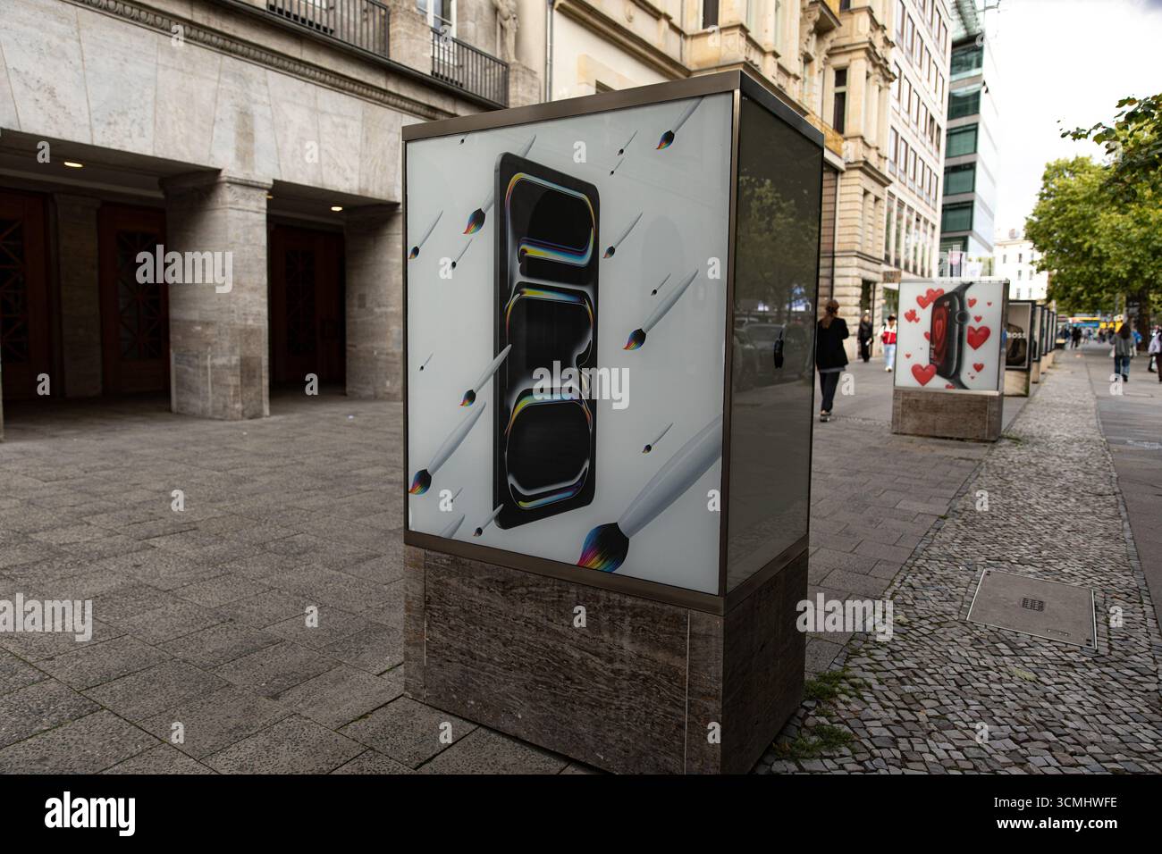 Les clients sont passés devant le magasin phare d'Apple sur Kurfürstendamm à Berlin le mardi 16 septembre 2025, alors que la société se préparait à lancer sa nouvelle gamme d'iPhone 17 plus tard cette semaine. Apple a déclaré que l'iPhone 17, l'iPhone 17 Pro et l'iPhone 17 Pro Max seront disponibles en Allemagne et sur d'autres marchés majeurs à partir du vendredi 19 septembre. Précommandes ouvertes la semaine dernière. Le lancement de la dernière série de smartphones d'Apple devrait attirer de longues files d'attente dans les magasins Apple du monde entier, poursuivant ainsi la tradition de déploiement de produits de haut niveau de l'entreprise. Les nouveaux appareils, dévoilés lors du keynote d'Apple en septembre Banque D'Images