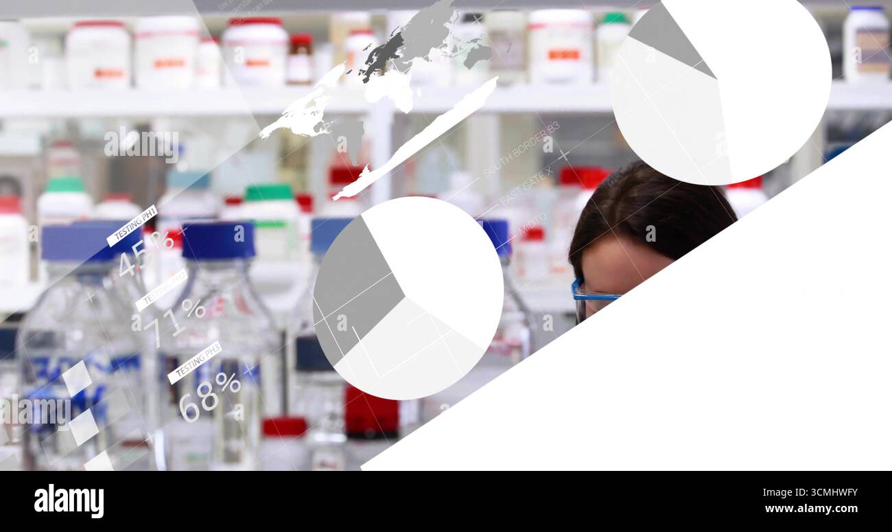 Scientifique portant des lunettes de protection examinant les superpositions des flacons de réactifs sur la paillasse du laboratoire, copiez l'espace Banque D'Images