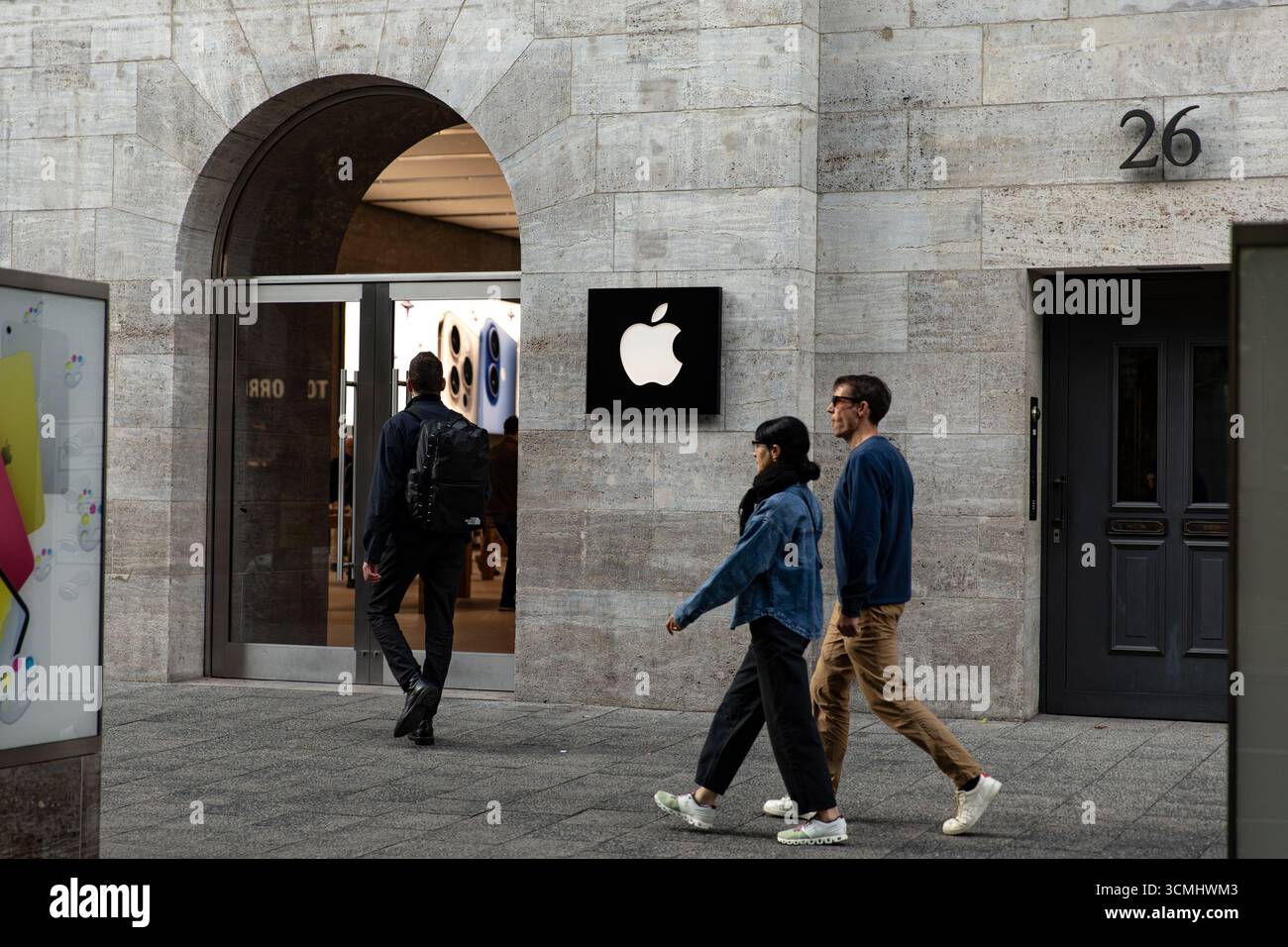 Les clients sont passés devant le magasin phare d'Apple sur Kurfürstendamm à Berlin le mardi 16 septembre 2025, alors que la société se préparait à lancer sa nouvelle gamme d'iPhone 17 plus tard cette semaine. Apple a déclaré que l'iPhone 17, l'iPhone 17 Pro et l'iPhone 17 Pro Max seront disponibles en Allemagne et sur d'autres marchés majeurs à partir du vendredi 19 septembre. Précommandes ouvertes la semaine dernière. Le lancement de la dernière série de smartphones d'Apple devrait attirer de longues files d'attente dans les magasins Apple du monde entier, poursuivant ainsi la tradition de déploiement de produits de haut niveau de l'entreprise. Les nouveaux appareils, dévoilés lors du keynote d'Apple en septembre Banque D'Images
