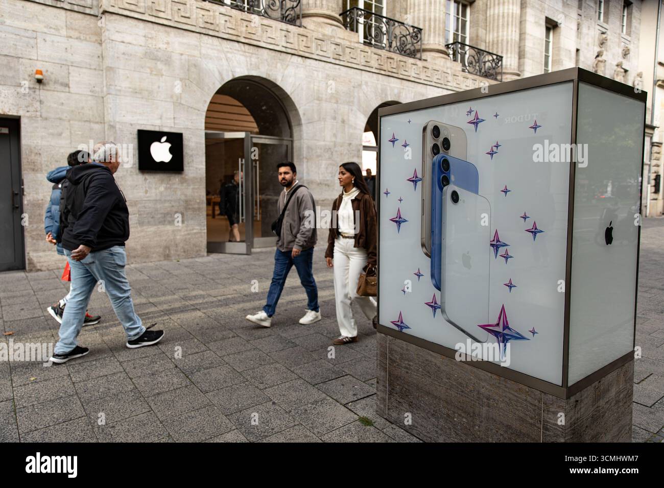 Les clients sont passés devant le magasin phare d'Apple sur Kurfürstendamm à Berlin le mardi 16 septembre 2025, alors que la société se préparait à lancer sa nouvelle gamme d'iPhone 17 plus tard cette semaine. Apple a déclaré que l'iPhone 17, l'iPhone 17 Pro et l'iPhone 17 Pro Max seront disponibles en Allemagne et sur d'autres marchés majeurs à partir du vendredi 19 septembre. Précommandes ouvertes la semaine dernière. Le lancement de la dernière série de smartphones d'Apple devrait attirer de longues files d'attente dans les magasins Apple du monde entier, poursuivant ainsi la tradition de déploiement de produits de haut niveau de l'entreprise. Les nouveaux appareils, dévoilés lors du keynote d'Apple en septembre Banque D'Images