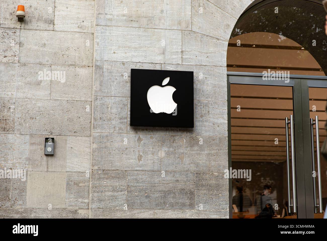 Les clients sont passés devant le magasin phare d'Apple sur Kurfürstendamm à Berlin le mardi 16 septembre 2025, alors que la société se préparait à lancer sa nouvelle gamme d'iPhone 17 plus tard cette semaine. Apple a déclaré que l'iPhone 17, l'iPhone 17 Pro et l'iPhone 17 Pro Max seront disponibles en Allemagne et sur d'autres marchés majeurs à partir du vendredi 19 septembre. Précommandes ouvertes la semaine dernière. Le lancement de la dernière série de smartphones d'Apple devrait attirer de longues files d'attente dans les magasins Apple du monde entier, poursuivant ainsi la tradition de déploiement de produits de haut niveau de l'entreprise. Les nouveaux appareils, dévoilés lors du keynote d'Apple en septembre Banque D'Images