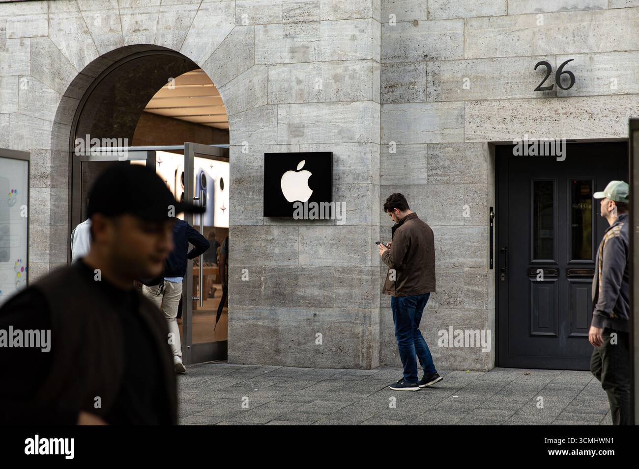Les clients sont passés devant le magasin phare d'Apple sur Kurfürstendamm à Berlin le mardi 16 septembre 2025, alors que la société se préparait à lancer sa nouvelle gamme d'iPhone 17 plus tard cette semaine. Apple a déclaré que l'iPhone 17, l'iPhone 17 Pro et l'iPhone 17 Pro Max seront disponibles en Allemagne et sur d'autres marchés majeurs à partir du vendredi 19 septembre. Précommandes ouvertes la semaine dernière. Le lancement de la dernière série de smartphones d'Apple devrait attirer de longues files d'attente dans les magasins Apple du monde entier, poursuivant ainsi la tradition de déploiement de produits de haut niveau de l'entreprise. Les nouveaux appareils, dévoilés lors du keynote d'Apple en septembre Banque D'Images