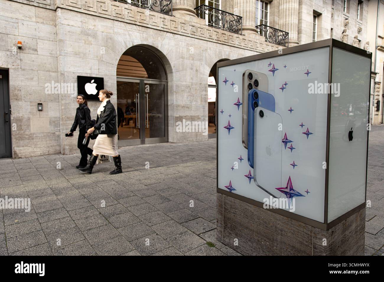 Les clients sont passés devant le magasin phare d'Apple sur Kurfürstendamm à Berlin le mardi 16 septembre 2025, alors que la société se préparait à lancer sa nouvelle gamme d'iPhone 17 plus tard cette semaine. Apple a déclaré que l'iPhone 17, l'iPhone 17 Pro et l'iPhone 17 Pro Max seront disponibles en Allemagne et sur d'autres marchés majeurs à partir du vendredi 19 septembre. Précommandes ouvertes la semaine dernière. Le lancement de la dernière série de smartphones d'Apple devrait attirer de longues files d'attente dans les magasins Apple du monde entier, poursuivant ainsi la tradition de déploiement de produits de haut niveau de l'entreprise. Les nouveaux appareils, dévoilés lors du keynote d'Apple en septembre Banque D'Images