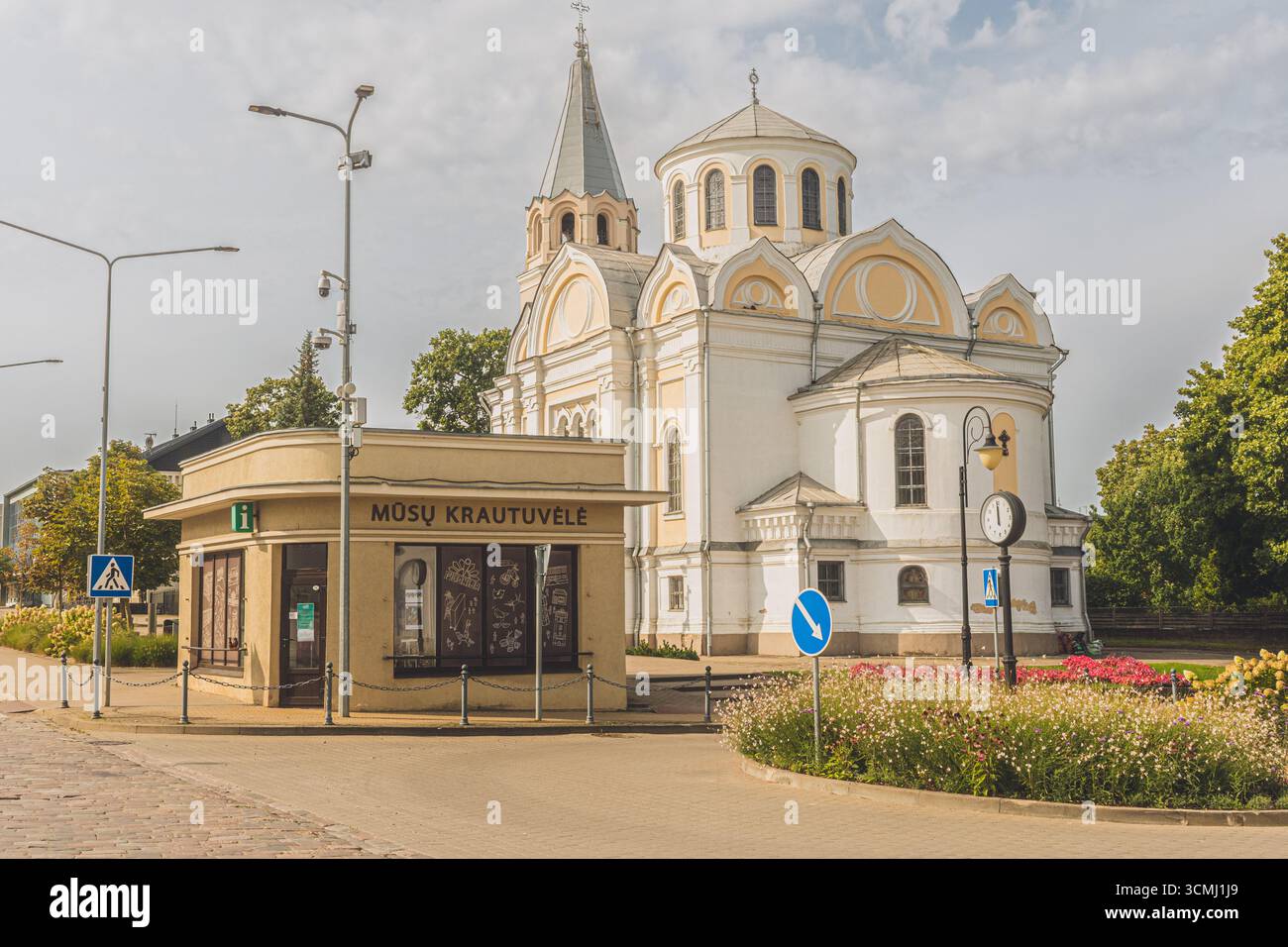 Ville ​​center d'Ukmerge, Lituanie, avec ancien kiosque et église catholique de la Sainte Trinité Banque D'Images
