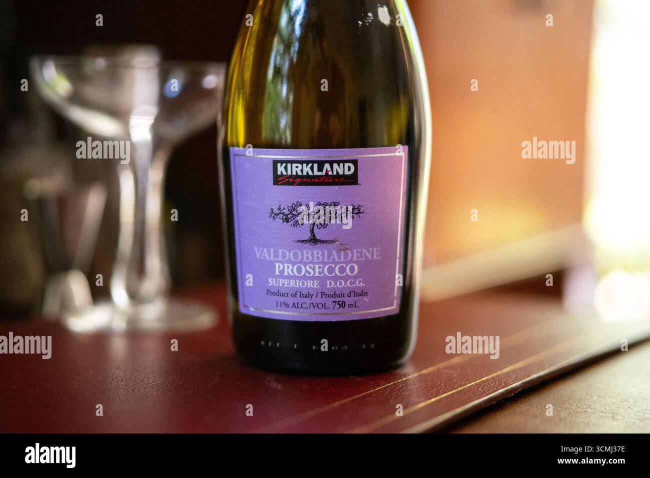 Chicago, États-Unis. 16 septembre 2025. Une bouteille de Costco Kirkland signature Valdobbiadene Prosecco à Chicago, il le mardi 16 septembre 2025. Les bouteilles ont été rappelées par Costco en raison du risque d'explosion. Il est conseillé aux consommateurs qui ont une bouteille de la laisser ouverte et de l'envelopper dans des serviettes en papier et de la mettre dans un sac en plastique avant de la jeter à la poubelle.(photo de Christopher Dilts/Sipa USA) crédit : Sipa USA/Alamy Live News Banque D'Images