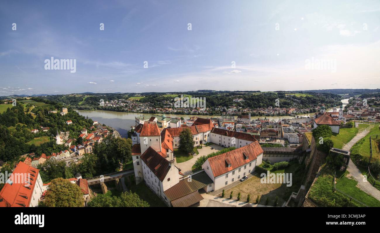Veste Oberhaus forteresse au-dessus de Passau avec vue panoramique sur les rivières et le toit rouge paysage urbain. Banque D'Images