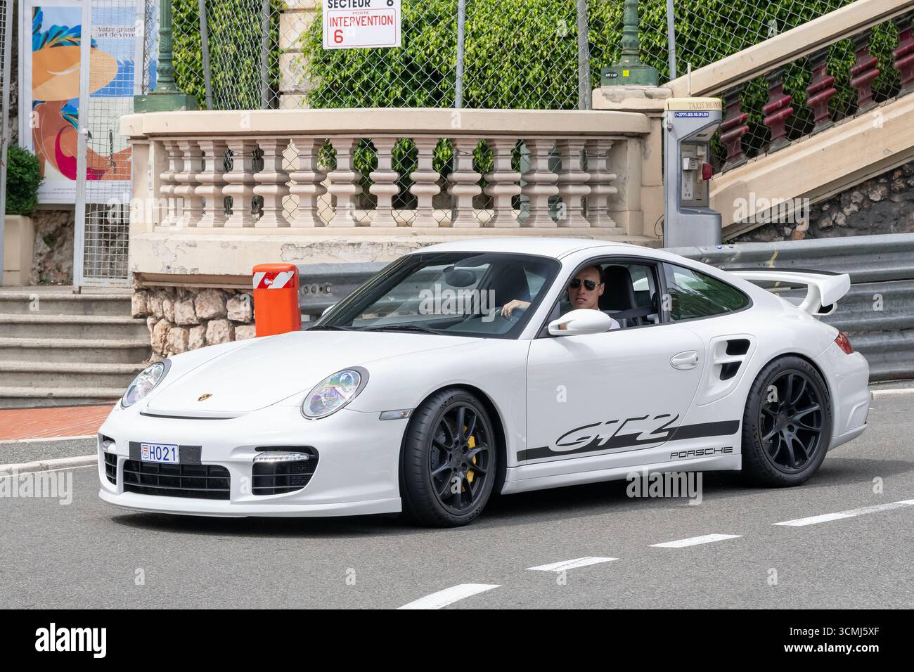 Monte Carlo, Monaco - vue sur une Porsche 997 GT2 blanche conduisant sur la route dans l'épingle à cheveux Fairmont. Banque D'Images