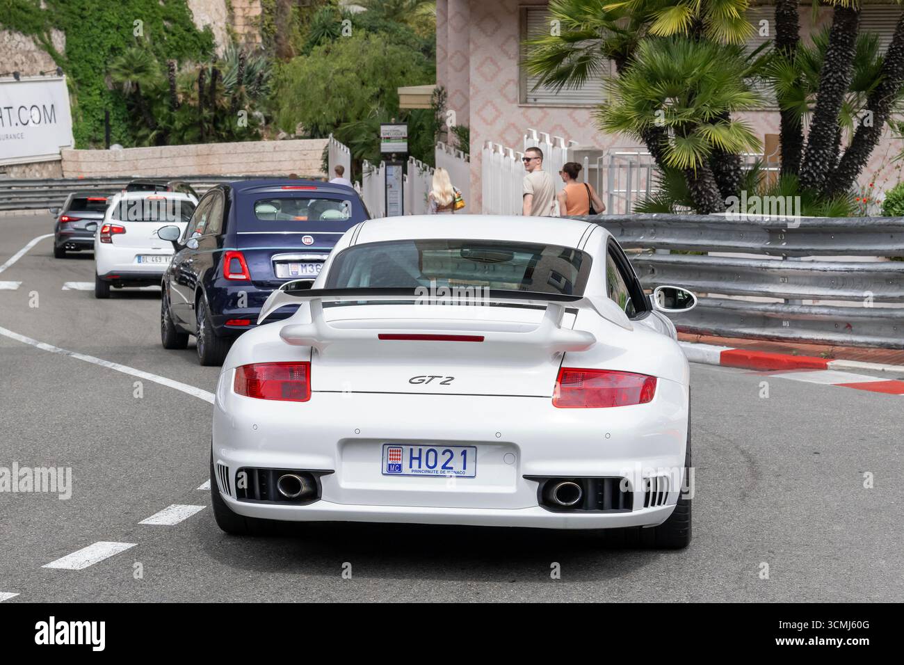 Monte Carlo, Monaco - vue sur une Porsche 997 GT2 blanche conduisant sur la route dans l'épingle à cheveux Fairmont. Banque D'Images