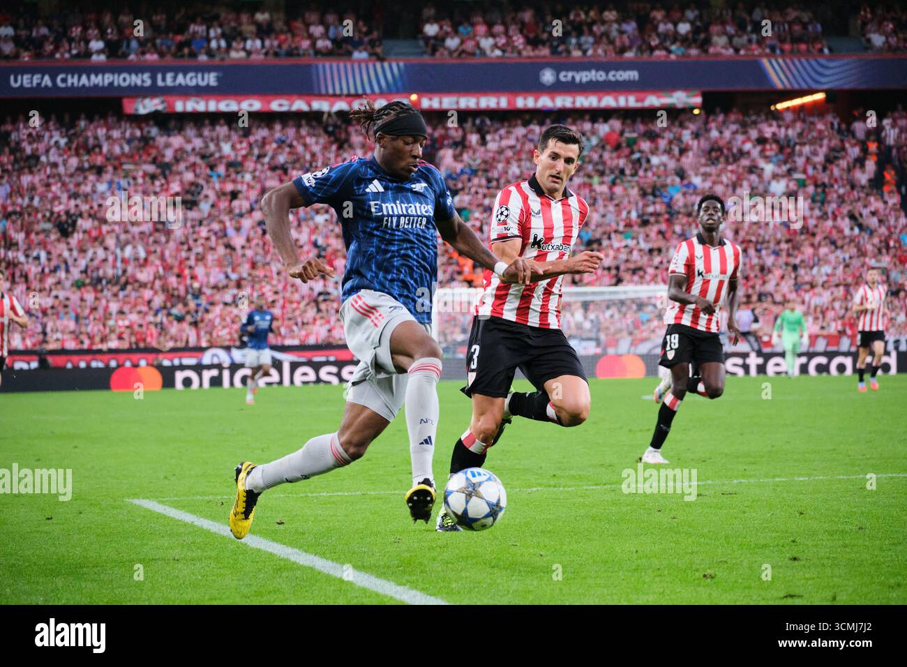 Bilbao, Biscaye, Espagne - 16 septembre 2025 : Noni Madueke de l'Arsenal Footbal Club dribble le ballon devant Dani Vivian de l'Athletic Club dans le match Athletic Club vs Arsenal Football Club, qui fait partie de l'UEFA Champions League 2025, qui s'est tenu au stade San Mamés. Crédit : Rubén Gil/Alamy Live News. Banque D'Images