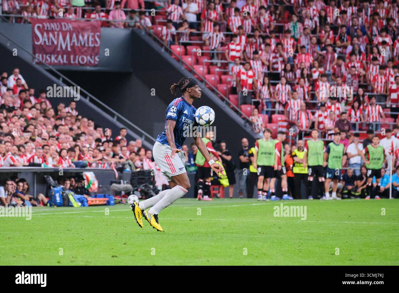 Bilbao, Biscaye, Espagne - 16 septembre 2025 : Noni Madueke, de l'Arsenal Football Club, contrôle le ballon dans le match Athletic Club vs Arsenal Football Club, qui fait partie de l'UEFA Champions League 2025, au stade San Mamés. Crédit : Rubén Gil/Alamy Live News. Banque D'Images