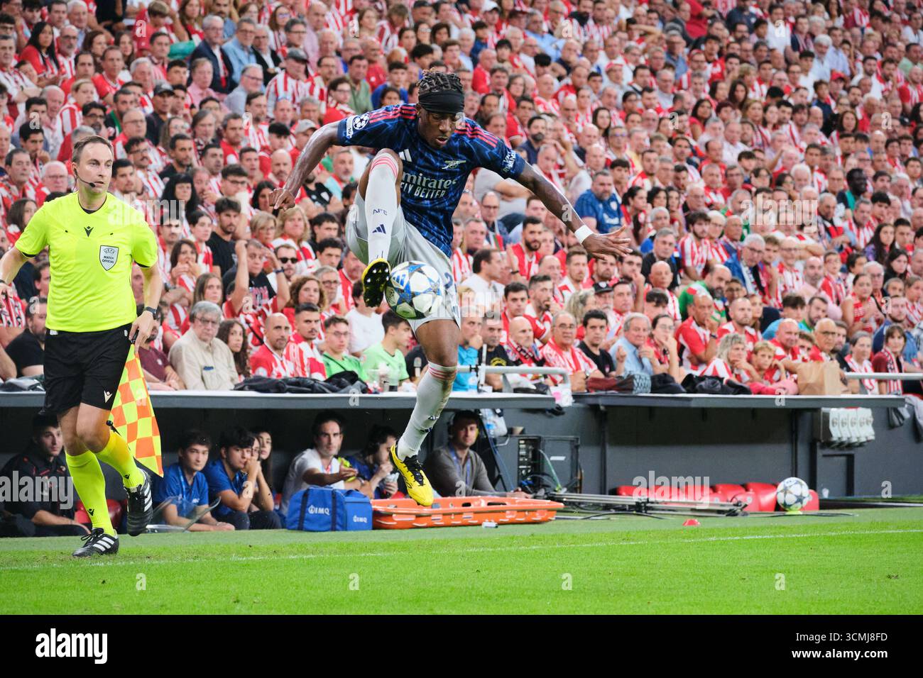 Bilbao, Biscaye, Espagne - 16 septembre 2025 : Noni Madueke, de l'Arsenal Football Club, contrôle le ballon dans le match Athletic Club vs Arsenal Football Club, qui fait partie de l'UEFA Champions League 2025, au stade San Mamés. Crédit : Rubén Gil/Alamy Live News. Banque D'Images