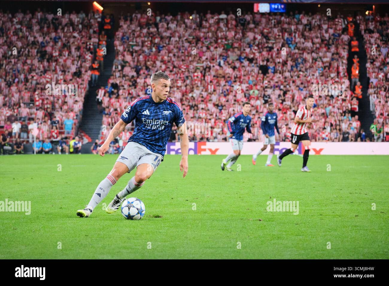 Bilbao, Biscaye, Espagne - 16 septembre 2025 : Leandro Trossard dribble le ballon dans le match Athletic Club vs Arsenal Football Club, dans le cadre de l'UEFA Champions League 2025, qui s'est tenu au stade San Mamés. Crédit : Rubén Gil/Alamy Live News. Banque D'Images