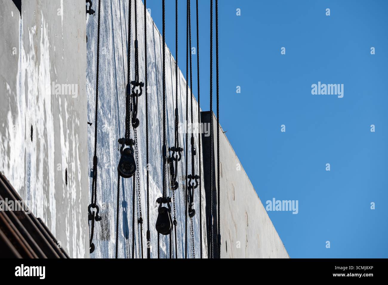 Photo du processus d'inclinaison sur un chantier de construction Banque D'Images