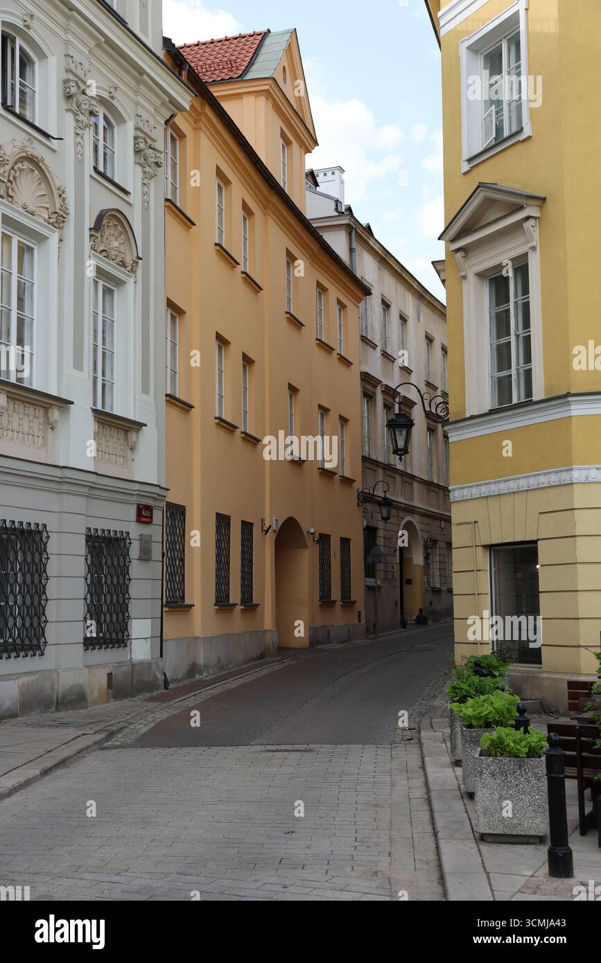 Façade de bâtiment classique rose pastel et blanc avec fenêtres symétriques à Varsovie, Pologne Banque D'Images