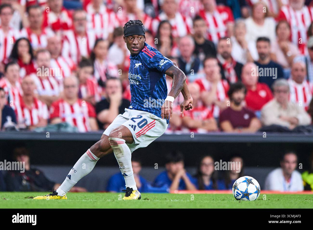 Noni Madueke de l'Arsenal FC avec le ballon lors du match de l'UEFA Champions League 2025/26 phase MD1 entre l'Athletic Club et l'Arsenal FC à l'Estadio de San Mames le 16 septembre 2025 à Bilbao, Espagne. Crédit : Cesar Ortiz Gonzalez/Alamy Live News Banque D'Images