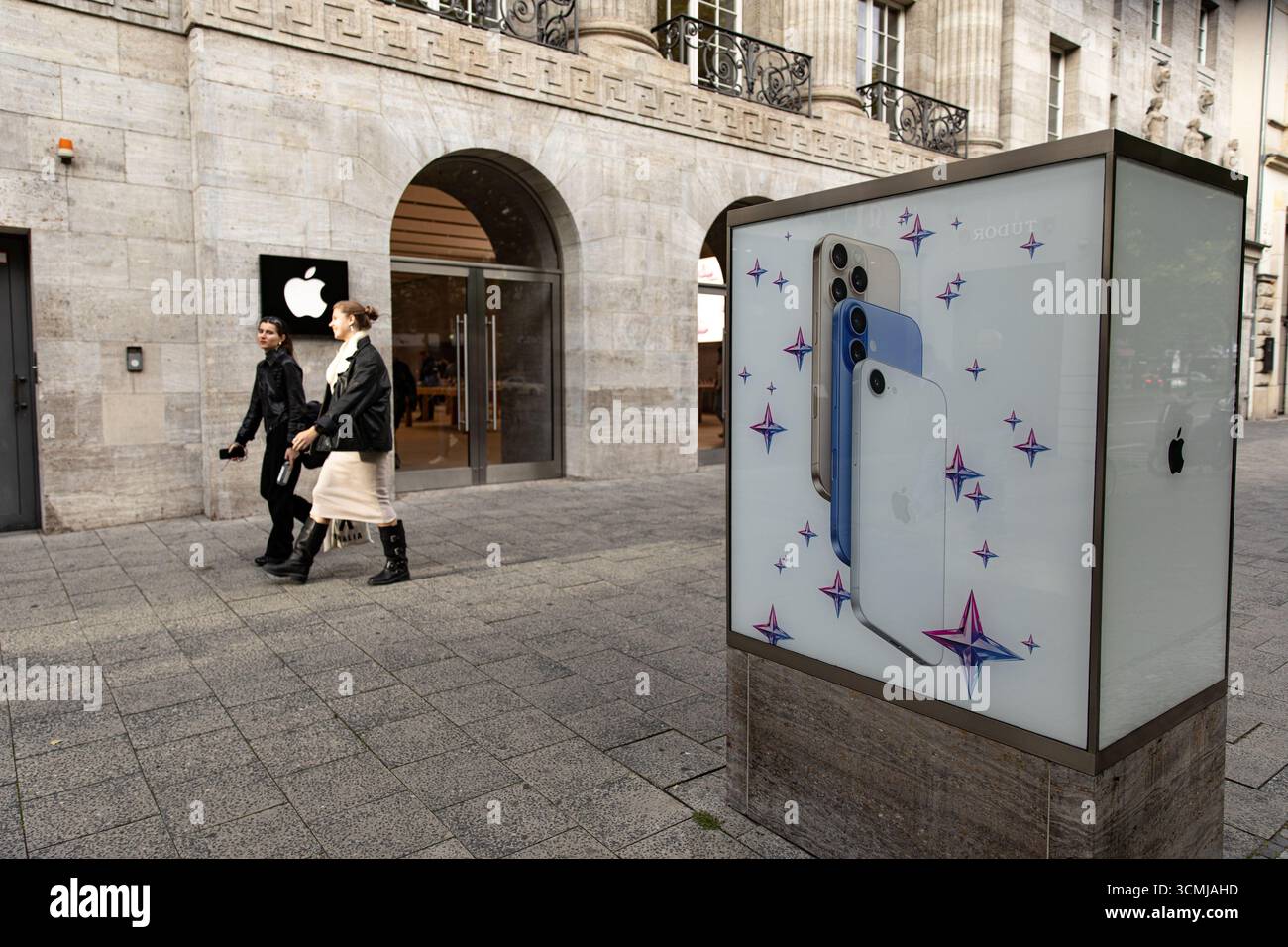 Berlin, Berlin, Allemagne. 16 septembre 2025. Les clients sont passés devant le magasin phare d'Apple sur KurfÃ¼rstendamm à Berlin le mardi 16 septembre 2025, alors que la société se préparait à lancer sa nouvelle gamme d'iPhone 17 plus tard cette semaine. Apple a déclaré que l'iPhone 17, l'iPhone 17 Pro et l'iPhone 17 Pro Max seront disponibles en Allemagne et sur d'autres marchés majeurs à partir du vendredi 19 septembre. Précommandes ouvertes la semaine dernière. Le lancement de la dernière série de smartphones d'Apple devrait attirer de longues files d'attente dans les magasins Apple du monde entier, poursuivant ainsi la tradition de déploiement de produits de haut niveau de l'entreprise. Le nouveau dev Banque D'Images