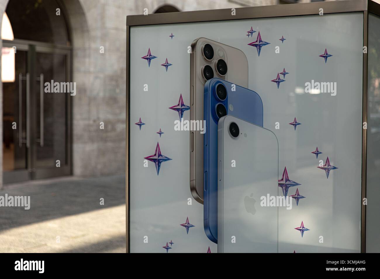 Berlin, Berlin, Allemagne. 16 septembre 2025. Les clients sont passés devant le magasin phare d'Apple sur KurfÃ¼rstendamm à Berlin le mardi 16 septembre 2025, alors que la société se préparait à lancer sa nouvelle gamme d'iPhone 17 plus tard cette semaine. Apple a déclaré que l'iPhone 17, l'iPhone 17 Pro et l'iPhone 17 Pro Max seront disponibles en Allemagne et sur d'autres marchés majeurs à partir du vendredi 19 septembre. Précommandes ouvertes la semaine dernière. Le lancement de la dernière série de smartphones d'Apple devrait attirer de longues files d'attente dans les magasins Apple du monde entier, poursuivant ainsi la tradition de déploiement de produits de haut niveau de l'entreprise. Le nouveau dev Banque D'Images