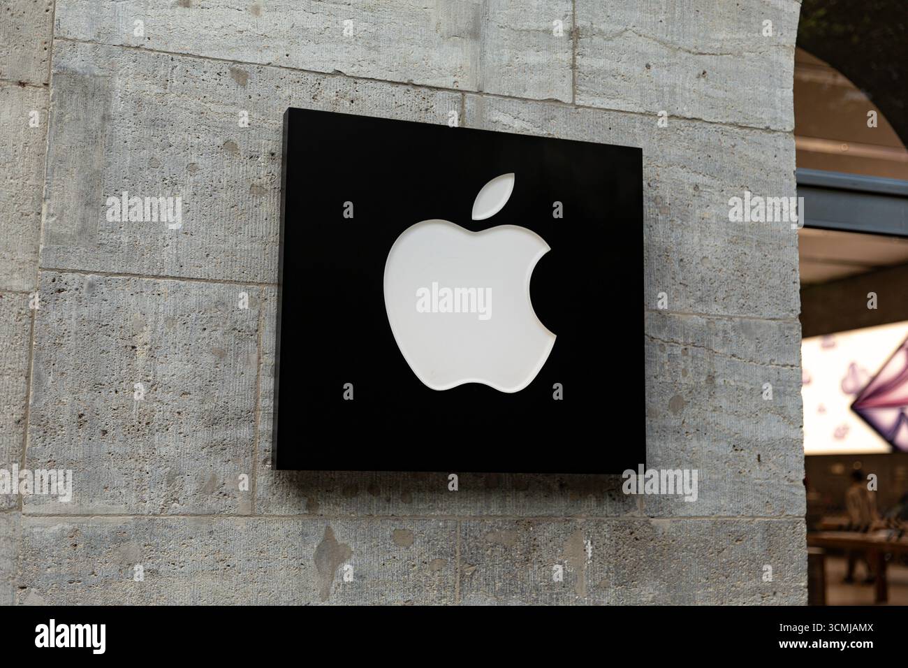 Berlin, Berlin, Allemagne. 16 septembre 2025. Les clients sont passés devant le magasin phare d'Apple sur KurfÃ¼rstendamm à Berlin le mardi 16 septembre 2025, alors que la société se préparait à lancer sa nouvelle gamme d'iPhone 17 plus tard cette semaine. Apple a déclaré que l'iPhone 17, l'iPhone 17 Pro et l'iPhone 17 Pro Max seront disponibles en Allemagne et sur d'autres marchés majeurs à partir du vendredi 19 septembre. Précommandes ouvertes la semaine dernière. Le lancement de la dernière série de smartphones d'Apple devrait attirer de longues files d'attente dans les magasins Apple du monde entier, poursuivant ainsi la tradition de déploiement de produits de haut niveau de l'entreprise. Le nouveau dev Banque D'Images