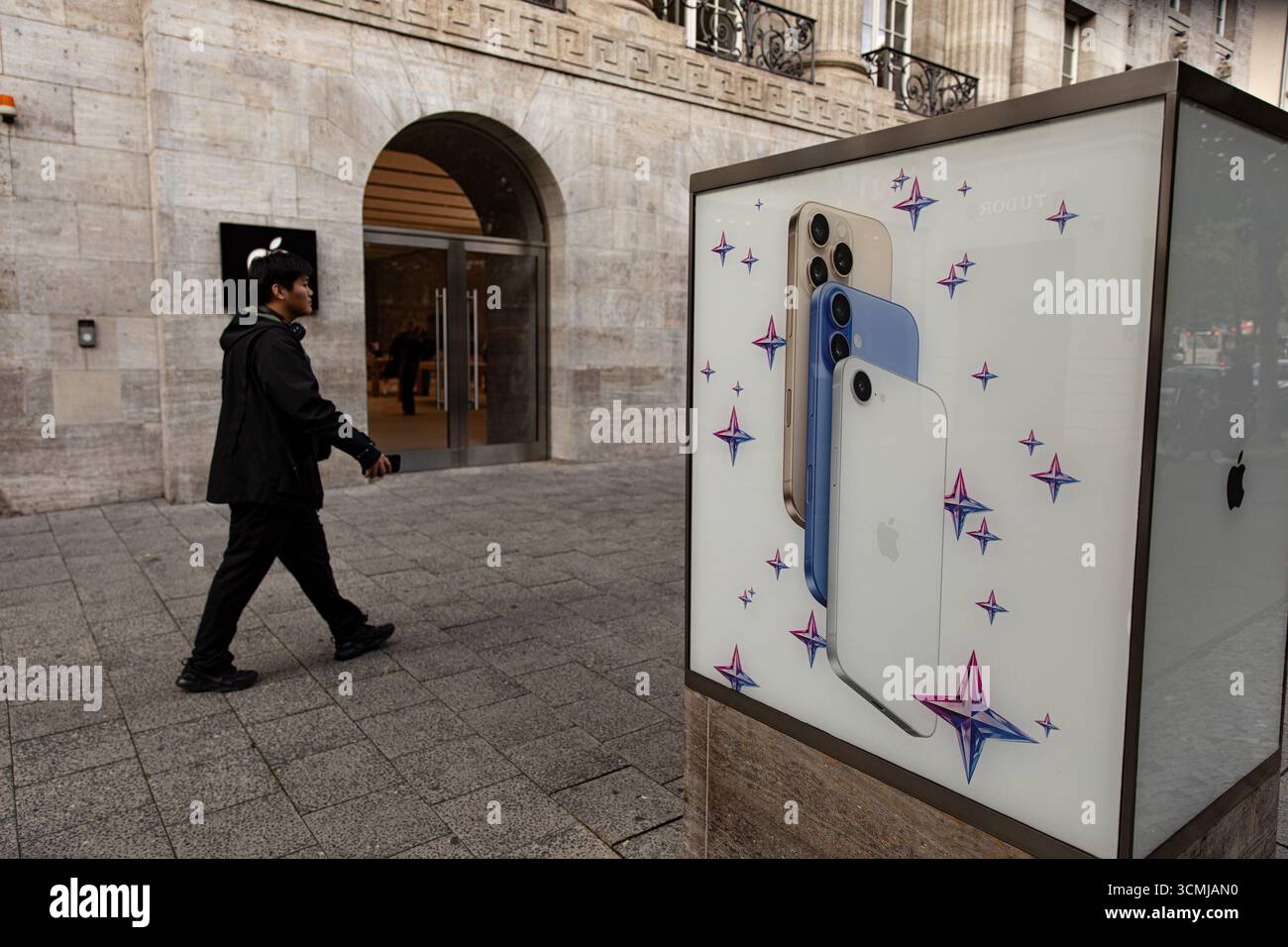Berlin, Berlin, Allemagne. 16 septembre 2025. Les clients sont passés devant le magasin phare d'Apple sur KurfÃ¼rstendamm à Berlin le mardi 16 septembre 2025, alors que la société se préparait à lancer sa nouvelle gamme d'iPhone 17 plus tard cette semaine. Apple a déclaré que l'iPhone 17, l'iPhone 17 Pro et l'iPhone 17 Pro Max seront disponibles en Allemagne et sur d'autres marchés majeurs à partir du vendredi 19 septembre. Précommandes ouvertes la semaine dernière. Le lancement de la dernière série de smartphones d'Apple devrait attirer de longues files d'attente dans les magasins Apple du monde entier, poursuivant ainsi la tradition de déploiement de produits de haut niveau de l'entreprise. Le nouveau dev Banque D'Images