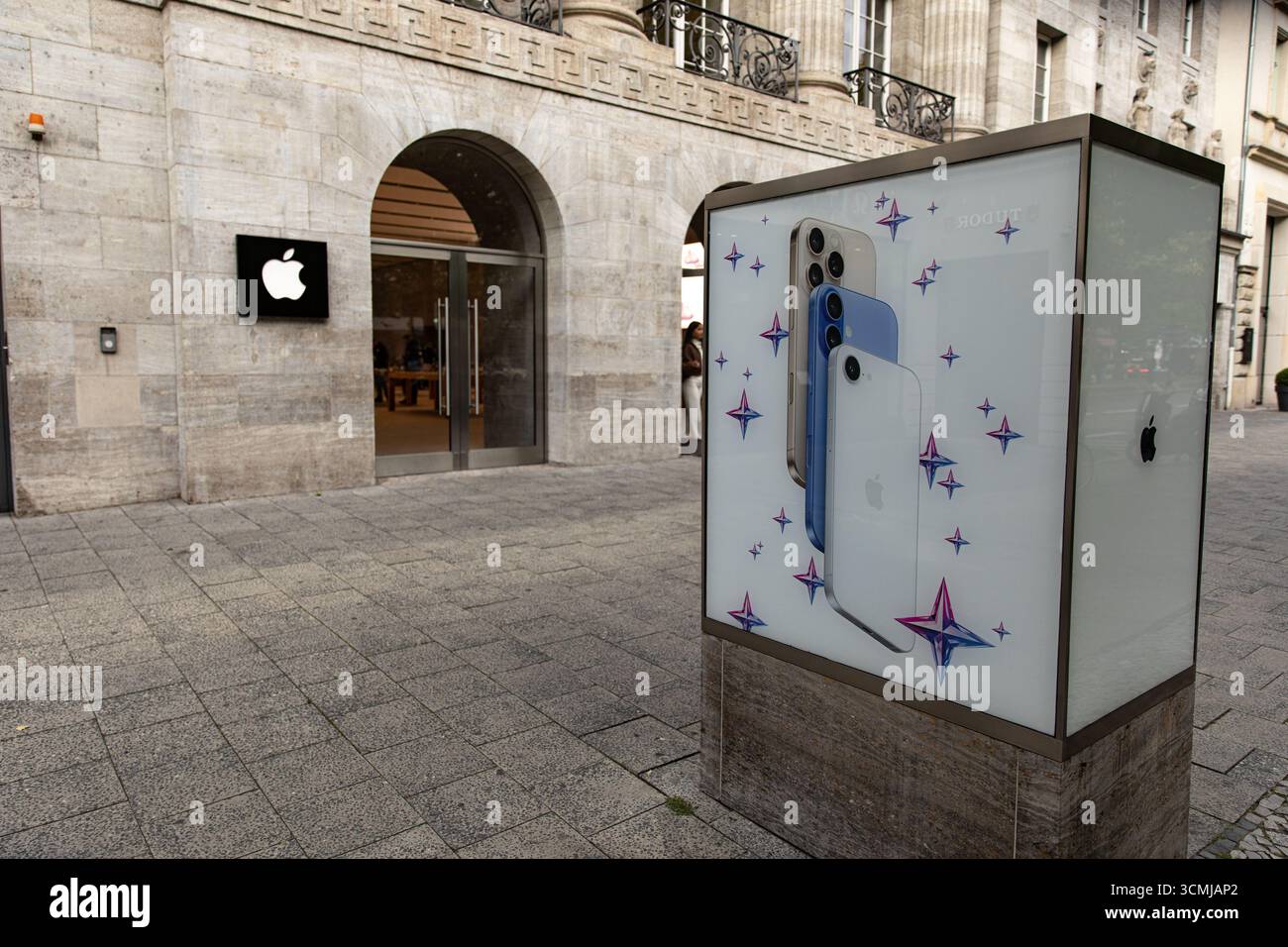 Berlin, Berlin, Allemagne. 16 septembre 2025. Les clients sont passés devant le magasin phare d'Apple sur KurfÃ¼rstendamm à Berlin le mardi 16 septembre 2025, alors que la société se préparait à lancer sa nouvelle gamme d'iPhone 17 plus tard cette semaine. Apple a déclaré que l'iPhone 17, l'iPhone 17 Pro et l'iPhone 17 Pro Max seront disponibles en Allemagne et sur d'autres marchés majeurs à partir du vendredi 19 septembre. Précommandes ouvertes la semaine dernière. Le lancement de la dernière série de smartphones d'Apple devrait attirer de longues files d'attente dans les magasins Apple du monde entier, poursuivant ainsi la tradition de déploiement de produits de haut niveau de l'entreprise. Le nouveau dev Banque D'Images