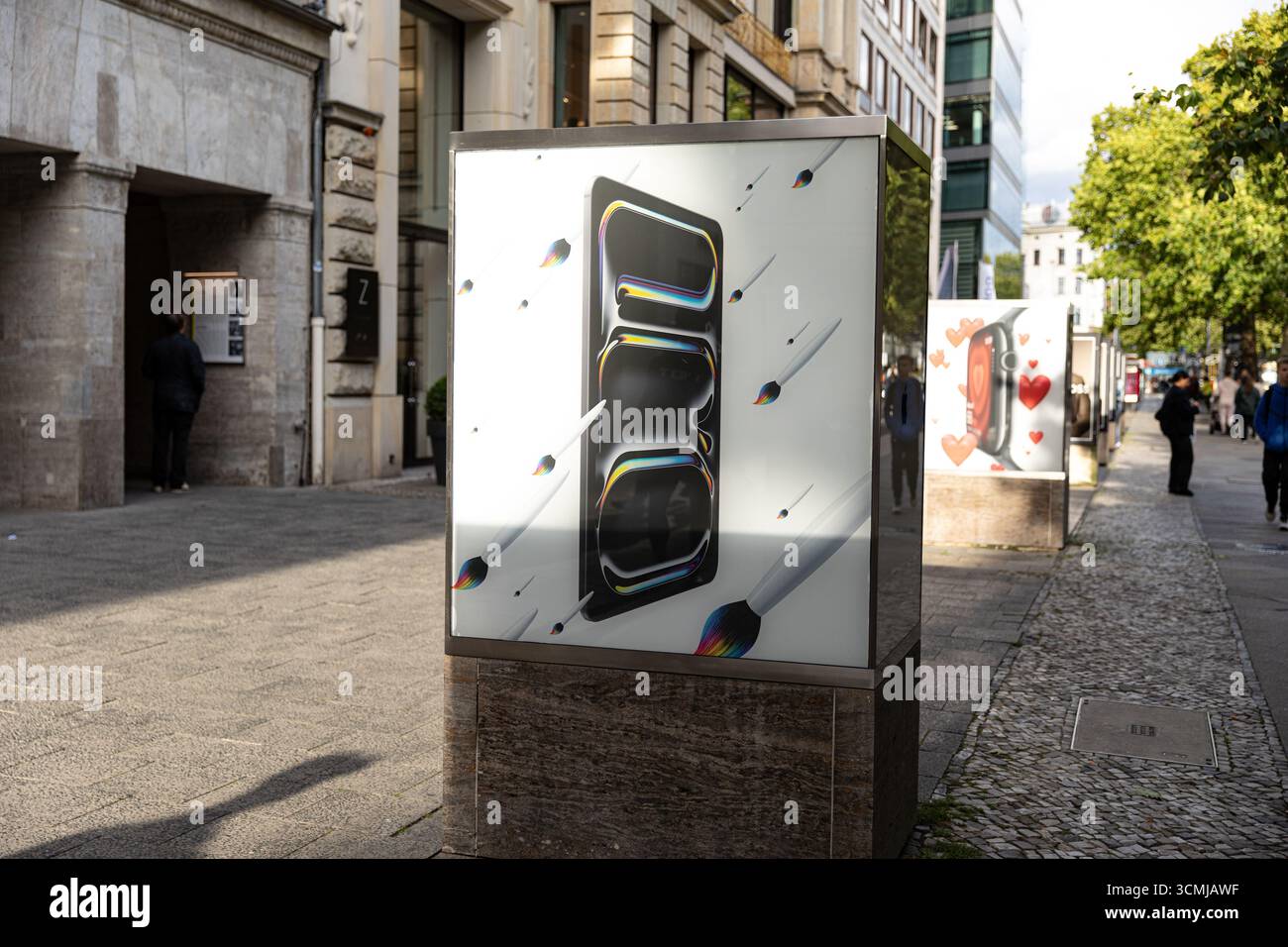 Berlin, Berlin, Allemagne. 16 septembre 2025. Les clients sont passés devant le magasin phare d'Apple sur KurfÃ¼rstendamm à Berlin le mardi 16 septembre 2025, alors que la société se préparait à lancer sa nouvelle gamme d'iPhone 17 plus tard cette semaine. Apple a déclaré que l'iPhone 17, l'iPhone 17 Pro et l'iPhone 17 Pro Max seront disponibles en Allemagne et sur d'autres marchés majeurs à partir du vendredi 19 septembre. Précommandes ouvertes la semaine dernière. Le lancement de la dernière série de smartphones d'Apple devrait attirer de longues files d'attente dans les magasins Apple du monde entier, poursuivant ainsi la tradition de déploiement de produits de haut niveau de l'entreprise. Le nouveau dev Banque D'Images