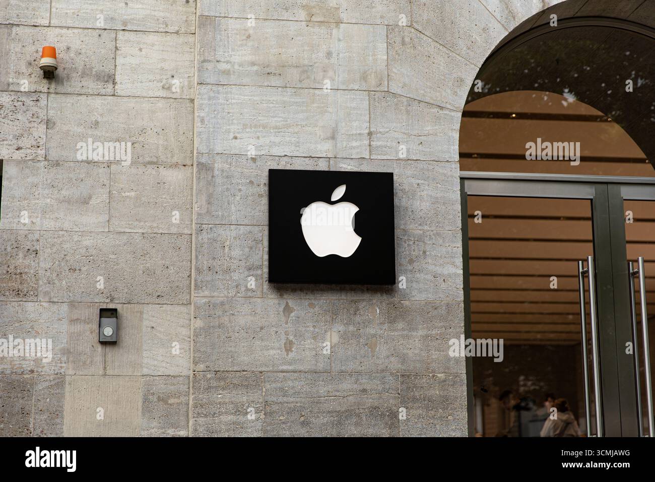 Berlin, Berlin, Allemagne. 16 septembre 2025. Les clients sont passés devant le magasin phare d'Apple sur KurfÃ¼rstendamm à Berlin le mardi 16 septembre 2025, alors que la société se préparait à lancer sa nouvelle gamme d'iPhone 17 plus tard cette semaine. Apple a déclaré que l'iPhone 17, l'iPhone 17 Pro et l'iPhone 17 Pro Max seront disponibles en Allemagne et sur d'autres marchés majeurs à partir du vendredi 19 septembre. Précommandes ouvertes la semaine dernière. Le lancement de la dernière série de smartphones d'Apple devrait attirer de longues files d'attente dans les magasins Apple du monde entier, poursuivant ainsi la tradition de déploiement de produits de haut niveau de l'entreprise. Le nouveau dev Banque D'Images