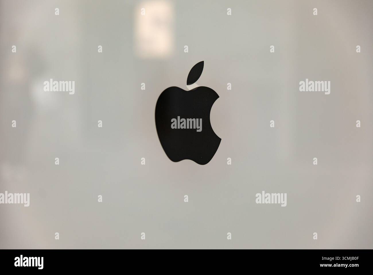 Berlin, Berlin, Allemagne. 16 septembre 2025. Les clients sont passés devant le magasin phare d'Apple sur KurfÃ¼rstendamm à Berlin le mardi 16 septembre 2025, alors que la société se préparait à lancer sa nouvelle gamme d'iPhone 17 plus tard cette semaine. Apple a déclaré que l'iPhone 17, l'iPhone 17 Pro et l'iPhone 17 Pro Max seront disponibles en Allemagne et sur d'autres marchés majeurs à partir du vendredi 19 septembre. Précommandes ouvertes la semaine dernière. Le lancement de la dernière série de smartphones d'Apple devrait attirer de longues files d'attente dans les magasins Apple du monde entier, poursuivant ainsi la tradition de déploiement de produits de haut niveau de l'entreprise. Le nouveau dev Banque D'Images