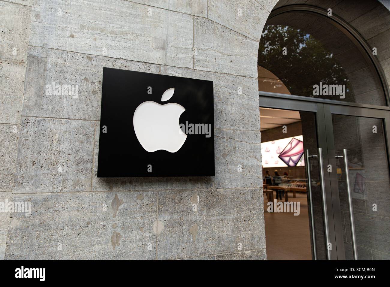 Berlin, Berlin, Allemagne. 16 septembre 2025. Les clients sont passés devant le magasin phare d'Apple sur KurfÃ¼rstendamm à Berlin le mardi 16 septembre 2025, alors que la société se préparait à lancer sa nouvelle gamme d'iPhone 17 plus tard cette semaine. Apple a déclaré que l'iPhone 17, l'iPhone 17 Pro et l'iPhone 17 Pro Max seront disponibles en Allemagne et sur d'autres marchés majeurs à partir du vendredi 19 septembre. Précommandes ouvertes la semaine dernière. Le lancement de la dernière série de smartphones d'Apple devrait attirer de longues files d'attente dans les magasins Apple du monde entier, poursuivant ainsi la tradition de déploiement de produits de haut niveau de l'entreprise. Le nouveau dev Banque D'Images