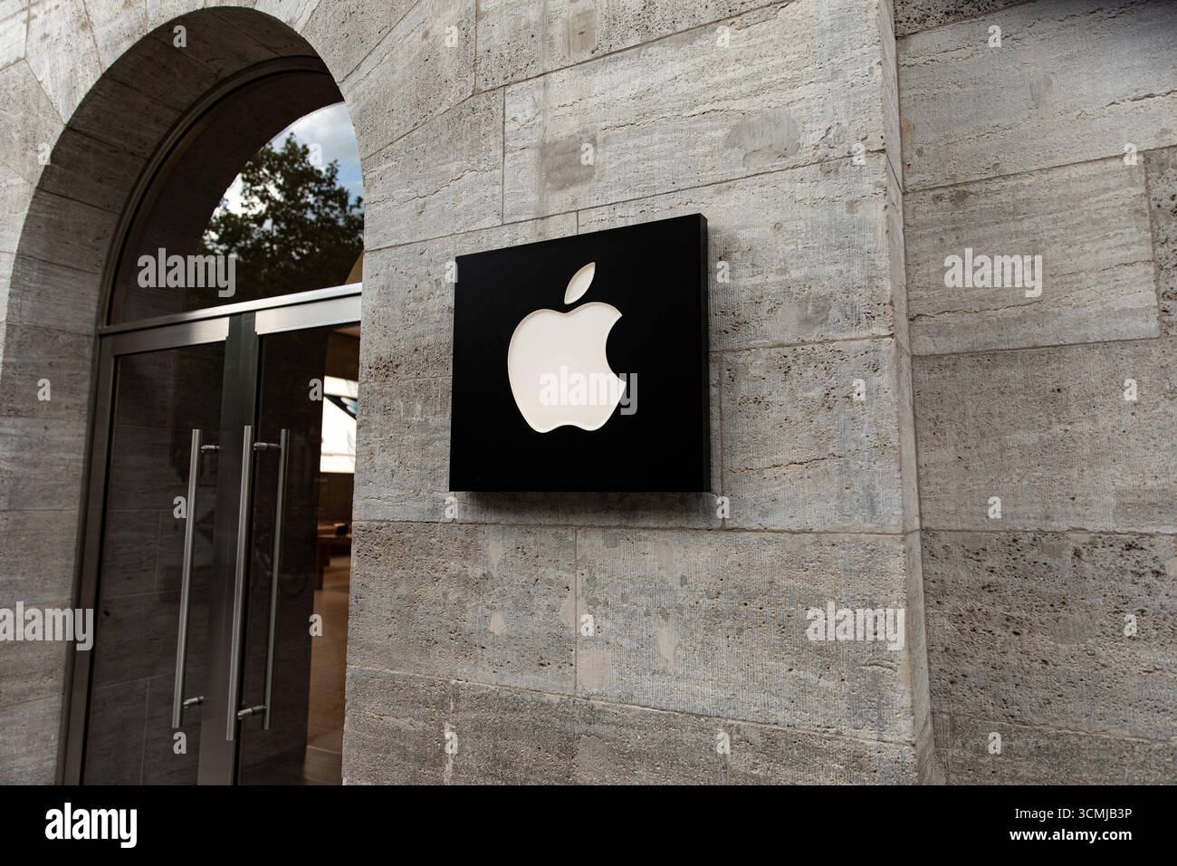 Berlin, Berlin, Allemagne. 16 septembre 2025. Les clients sont passés devant le magasin phare d'Apple sur KurfÃ¼rstendamm à Berlin le mardi 16 septembre 2025, alors que la société se préparait à lancer sa nouvelle gamme d'iPhone 17 plus tard cette semaine. Apple a déclaré que l'iPhone 17, l'iPhone 17 Pro et l'iPhone 17 Pro Max seront disponibles en Allemagne et sur d'autres marchés majeurs à partir du vendredi 19 septembre. Précommandes ouvertes la semaine dernière. Le lancement de la dernière série de smartphones d'Apple devrait attirer de longues files d'attente dans les magasins Apple du monde entier, poursuivant ainsi la tradition de déploiement de produits de haut niveau de l'entreprise. Le nouveau dev Banque D'Images