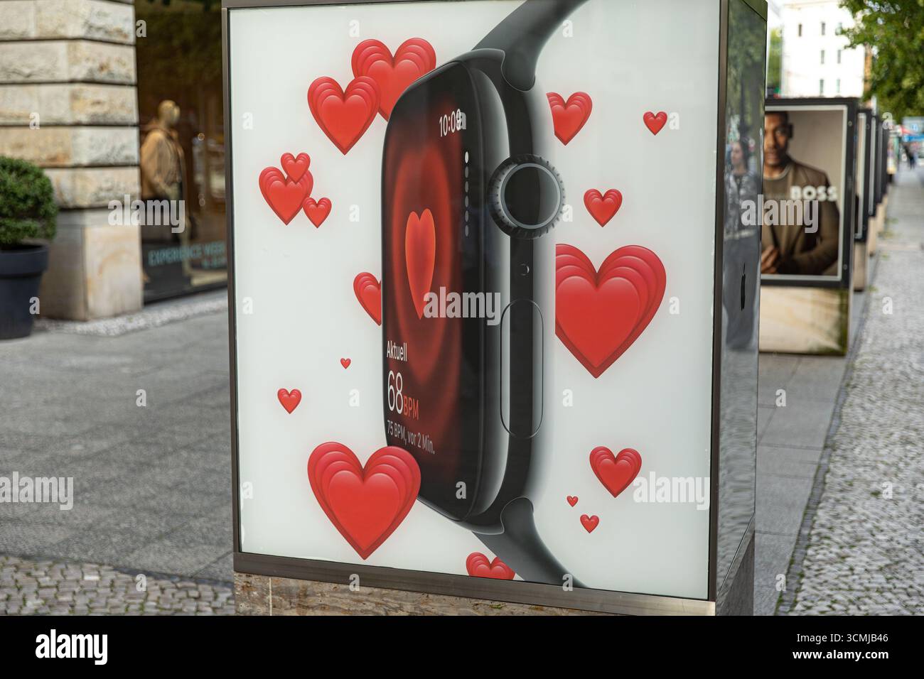 Berlin, Berlin, Allemagne. 16 septembre 2025. Les clients sont passés devant le magasin phare d'Apple sur KurfÃ¼rstendamm à Berlin le mardi 16 septembre 2025, alors que la société se préparait à lancer sa nouvelle gamme d'iPhone 17 plus tard cette semaine. Apple a déclaré que l'iPhone 17, l'iPhone 17 Pro et l'iPhone 17 Pro Max seront disponibles en Allemagne et sur d'autres marchés majeurs à partir du vendredi 19 septembre. Précommandes ouvertes la semaine dernière. Le lancement de la dernière série de smartphones d'Apple devrait attirer de longues files d'attente dans les magasins Apple du monde entier, poursuivant ainsi la tradition de déploiement de produits de haut niveau de l'entreprise. Le nouveau dev Banque D'Images