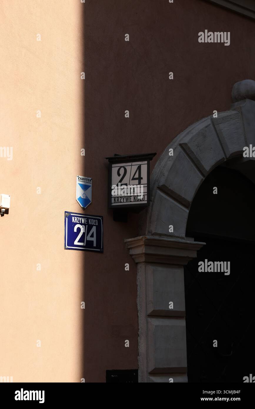 Numéro de rue spectaculaire de Varsovie et entrée voûtée dans la lumière créative de l'après-midi à fort contraste Banque D'Images