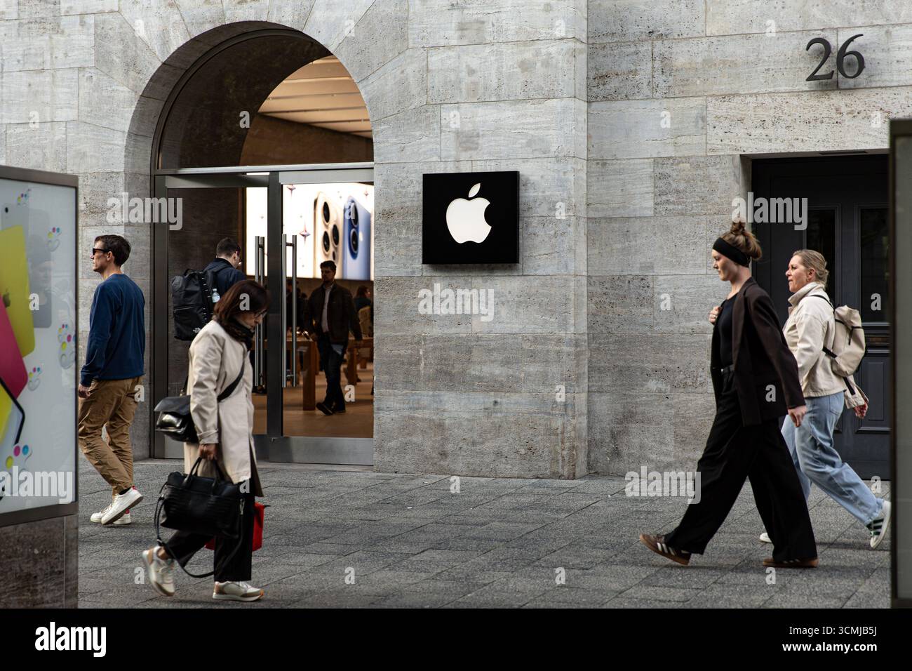 Berlin, Berlin, Allemagne. 16 septembre 2025. Les clients sont passés devant le magasin phare d'Apple sur KurfÃ¼rstendamm à Berlin le mardi 16 septembre 2025, alors que la société se préparait à lancer sa nouvelle gamme d'iPhone 17 plus tard cette semaine. Apple a déclaré que l'iPhone 17, l'iPhone 17 Pro et l'iPhone 17 Pro Max seront disponibles en Allemagne et sur d'autres marchés majeurs à partir du vendredi 19 septembre. Précommandes ouvertes la semaine dernière. Le lancement de la dernière série de smartphones d'Apple devrait attirer de longues files d'attente dans les magasins Apple du monde entier, poursuivant ainsi la tradition de déploiement de produits de haut niveau de l'entreprise. Le nouveau dev Banque D'Images