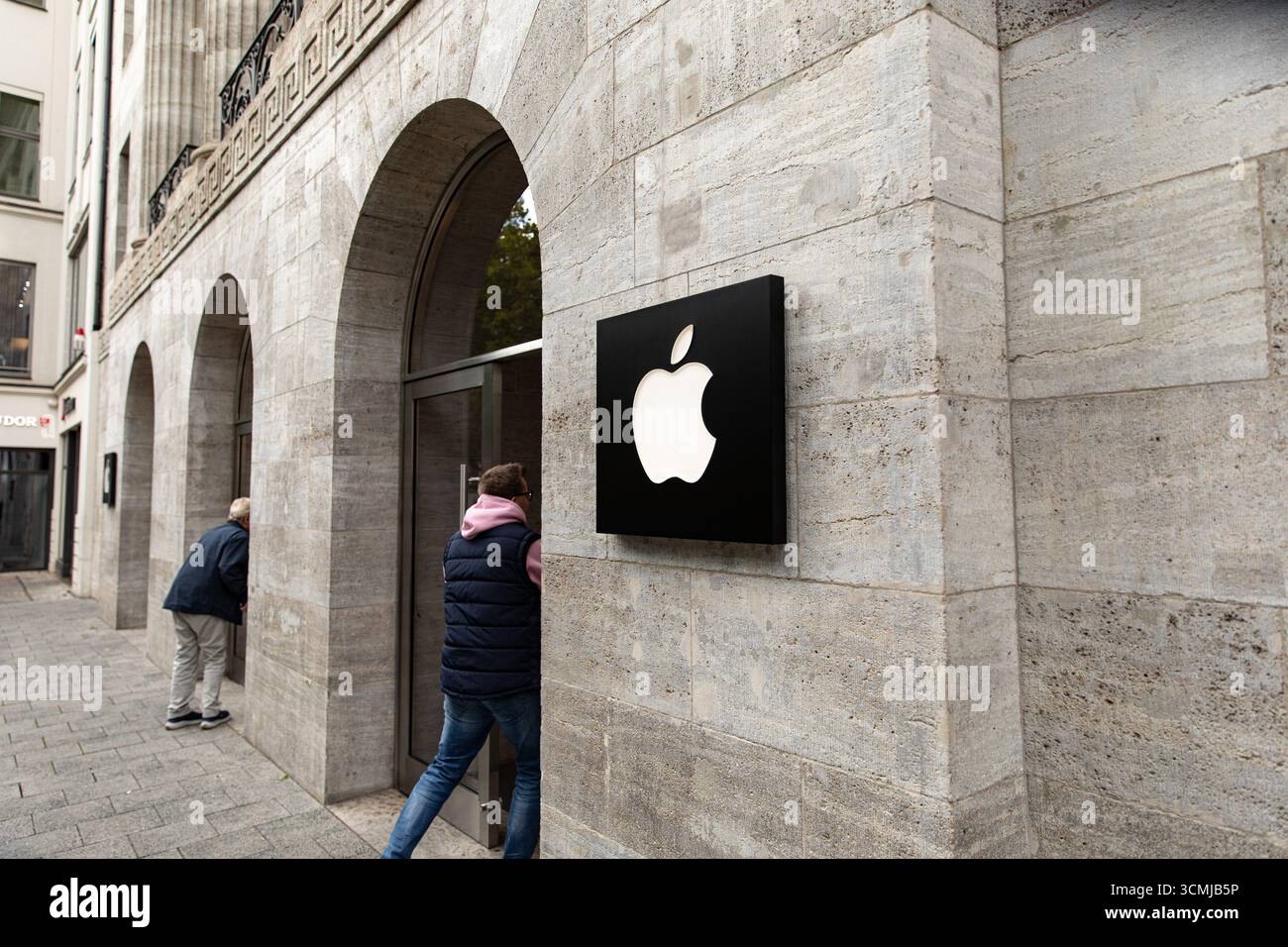Berlin, Berlin, Allemagne. 16 septembre 2025. Les clients sont passés devant le magasin phare d'Apple sur KurfÃ¼rstendamm à Berlin le mardi 16 septembre 2025, alors que la société se préparait à lancer sa nouvelle gamme d'iPhone 17 plus tard cette semaine. Apple a déclaré que l'iPhone 17, l'iPhone 17 Pro et l'iPhone 17 Pro Max seront disponibles en Allemagne et sur d'autres marchés majeurs à partir du vendredi 19 septembre. Précommandes ouvertes la semaine dernière. Le lancement de la dernière série de smartphones d'Apple devrait attirer de longues files d'attente dans les magasins Apple du monde entier, poursuivant ainsi la tradition de déploiement de produits de haut niveau de l'entreprise. Le nouveau dev Banque D'Images