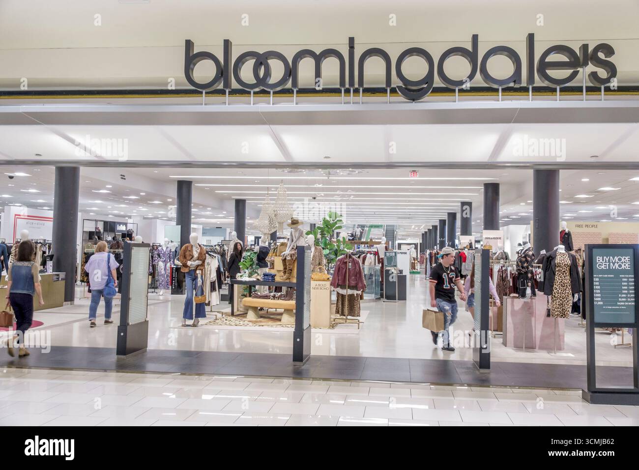 Aventura Mall Miami Florida, à l'intérieur des magasins, Bloomingdale's grand magasin, panneau d'entrée du magasin, section vêtements, mannequins affichage de mode, s. Banque D'Images