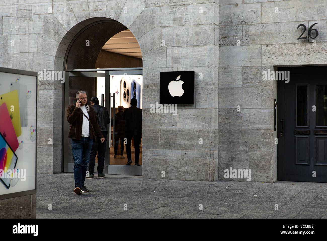 Berlin, Berlin, Allemagne. 16 septembre 2025. Les clients sont passés devant le magasin phare d'Apple sur KurfÃ¼rstendamm à Berlin le mardi 16 septembre 2025, alors que la société se préparait à lancer sa nouvelle gamme d'iPhone 17 plus tard cette semaine. Apple a déclaré que l'iPhone 17, l'iPhone 17 Pro et l'iPhone 17 Pro Max seront disponibles en Allemagne et sur d'autres marchés majeurs à partir du vendredi 19 septembre. Précommandes ouvertes la semaine dernière. Le lancement de la dernière série de smartphones d'Apple devrait attirer de longues files d'attente dans les magasins Apple du monde entier, poursuivant ainsi la tradition de déploiement de produits de haut niveau de l'entreprise. Le nouveau dev Banque D'Images