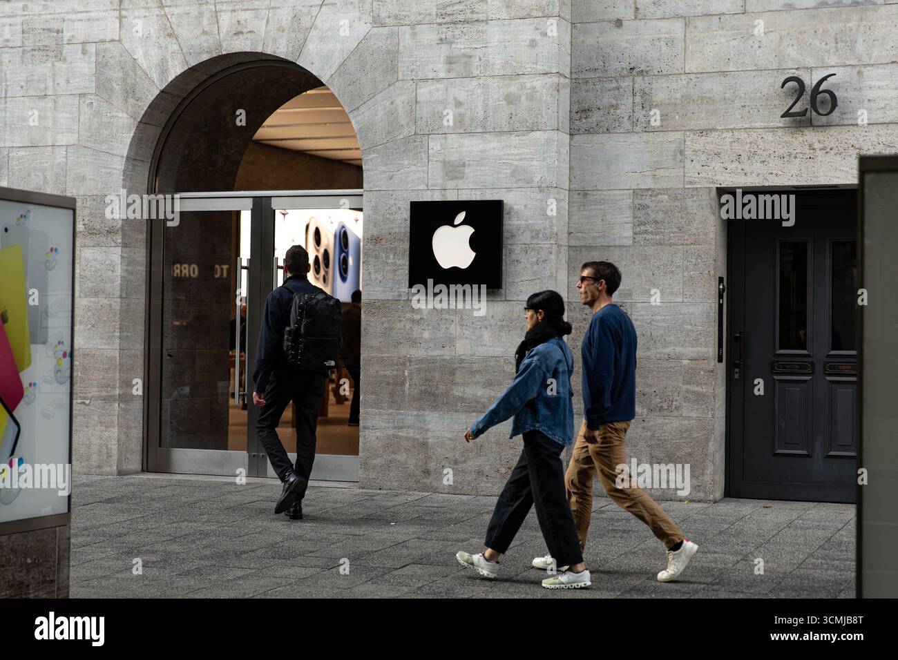 Berlin, Berlin, Allemagne. 16 septembre 2025. Les clients sont passés devant le magasin phare d'Apple sur KurfÃ¼rstendamm à Berlin le mardi 16 septembre 2025, alors que la société se préparait à lancer sa nouvelle gamme d'iPhone 17 plus tard cette semaine. Apple a déclaré que l'iPhone 17, l'iPhone 17 Pro et l'iPhone 17 Pro Max seront disponibles en Allemagne et sur d'autres marchés majeurs à partir du vendredi 19 septembre. Précommandes ouvertes la semaine dernière. Le lancement de la dernière série de smartphones d'Apple devrait attirer de longues files d'attente dans les magasins Apple du monde entier, poursuivant ainsi la tradition de déploiement de produits de haut niveau de l'entreprise. Le nouveau dev Banque D'Images
