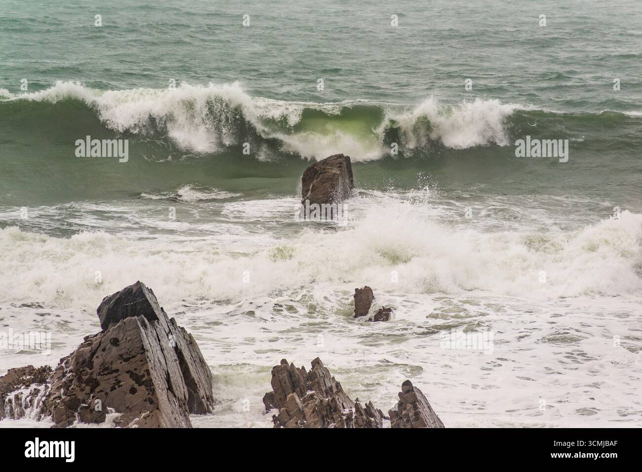 Vagues écrasantes dans une mer orageuse, côte nord du Devon, Angleterre, Royaume-Uni Banque D'Images