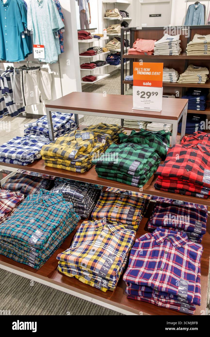 Aventura Mall Miami Floride, intérieur shopping, J. C. le grand magasin de JC Penney, affichage de table de chemise décontracté pour hommes, chemises en flanelle à carreaux empilées Banque D'Images