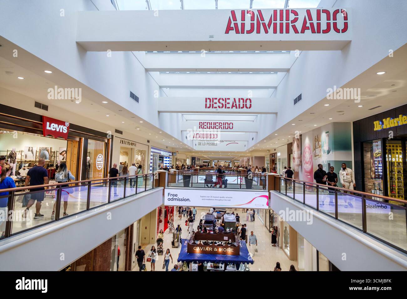 Aventura Mall Miami Florida, à l'intérieur des magasins, grand couloir du centre commercial, vitrines Levi's Free People DocMartens, magasins marchant au niveau supérieur, bu Banque D'Images
