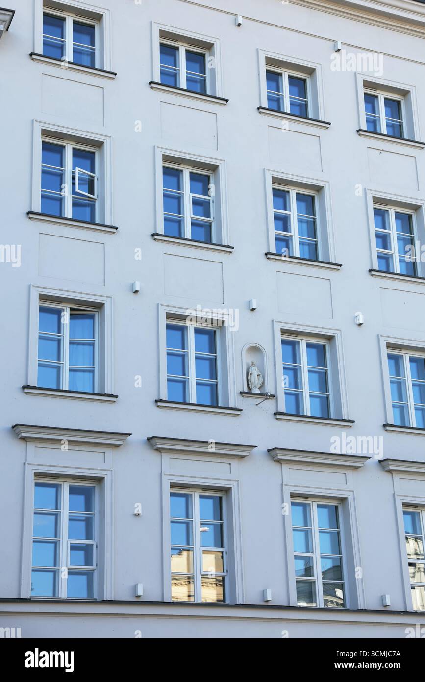 Varsovie bâtiment de la vieille ville avec fenêtres bleu pastel et façade urbaine classique Banque D'Images