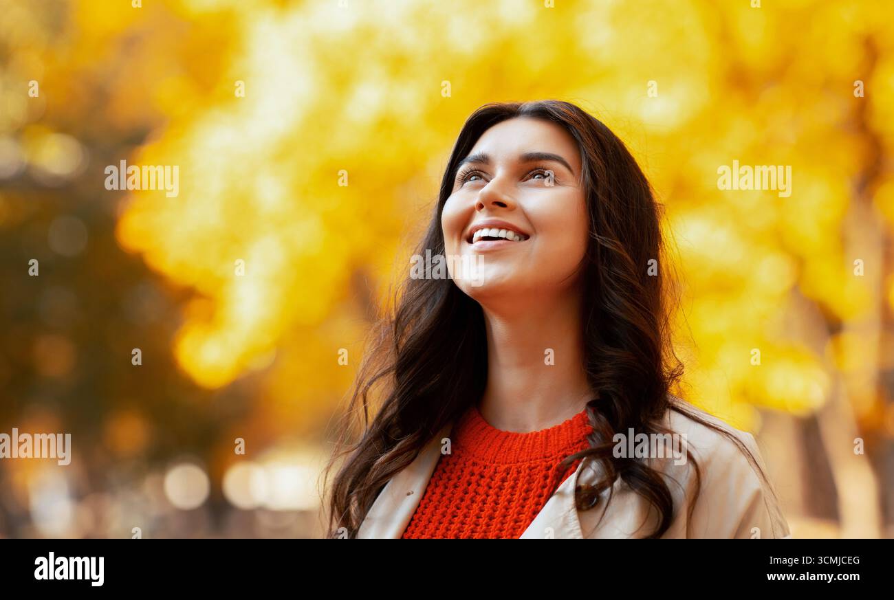Portrait de magnifique jeune femme en tenue d'automne souriant et vue sur la promenade au parc Banque D'Images