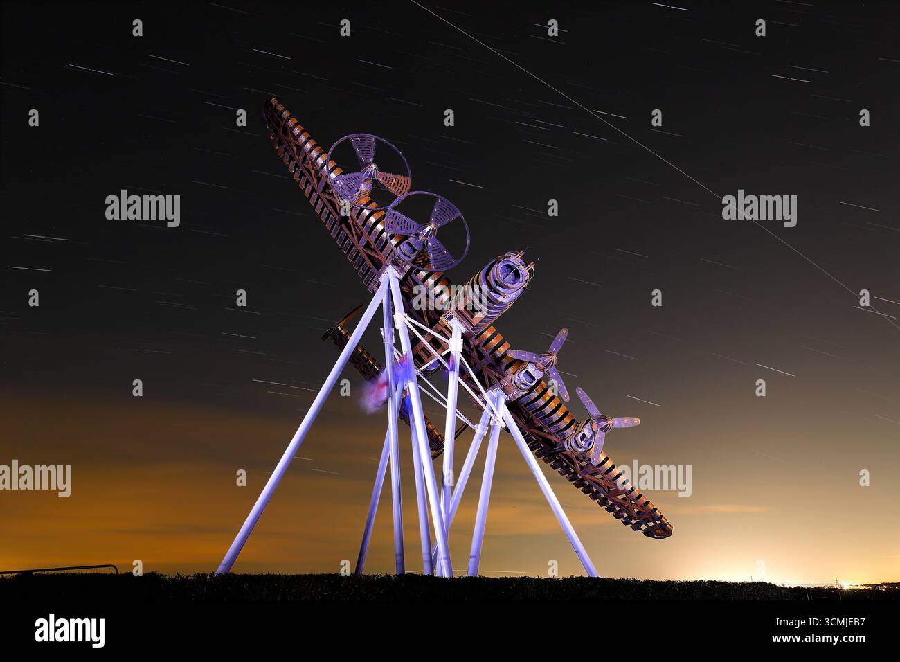 On Freedom's Wings est une nouvelle sculpture de bombardier Lancaster créée par Bomber County Gateway Trust et située à côté de l'A46 dans Norton Disney Banque D'Images