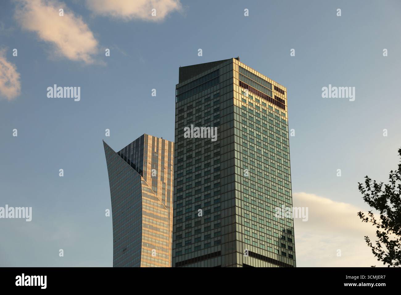 Église historique avec gratte-ciel de Varsovie - façade ensoleillée, contraste architectural, culture urbaine Pologne Banque D'Images