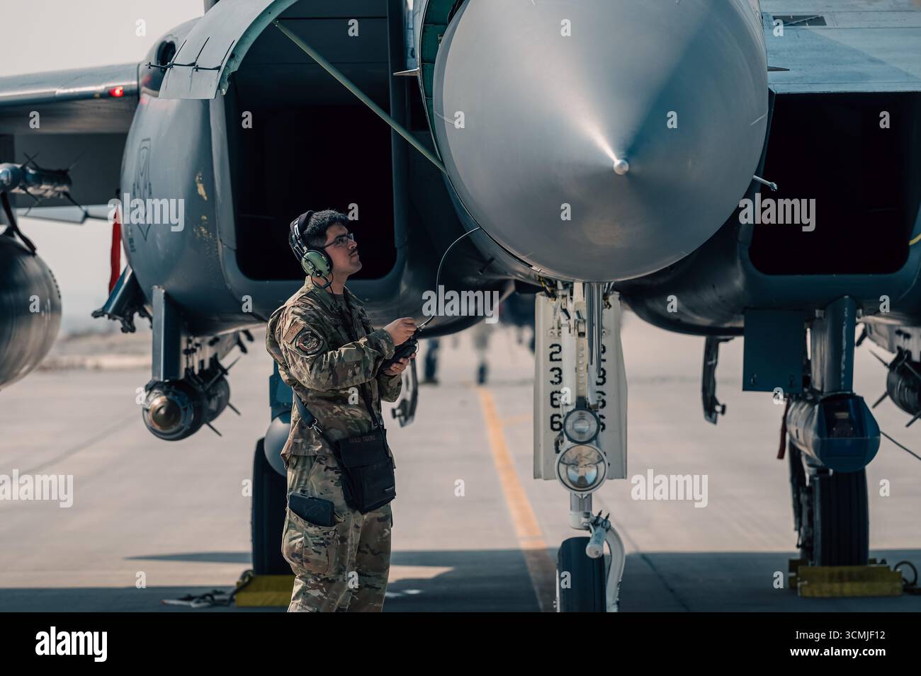 Abriel Mendez, aviateur senior de l'US Air Force, un spécialiste de l'avionique affecté au 391st Expeditionary Fighter Generation Squadron, effectue le maintenan Banque D'Images
