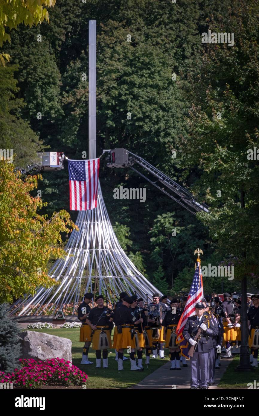 Édition 2025 d'un mémorial annuel pour les victimes de Westchester 911 à Kensico Dam Plaza regardant la sculpture montante avec un grand drapeau américain. Banque D'Images