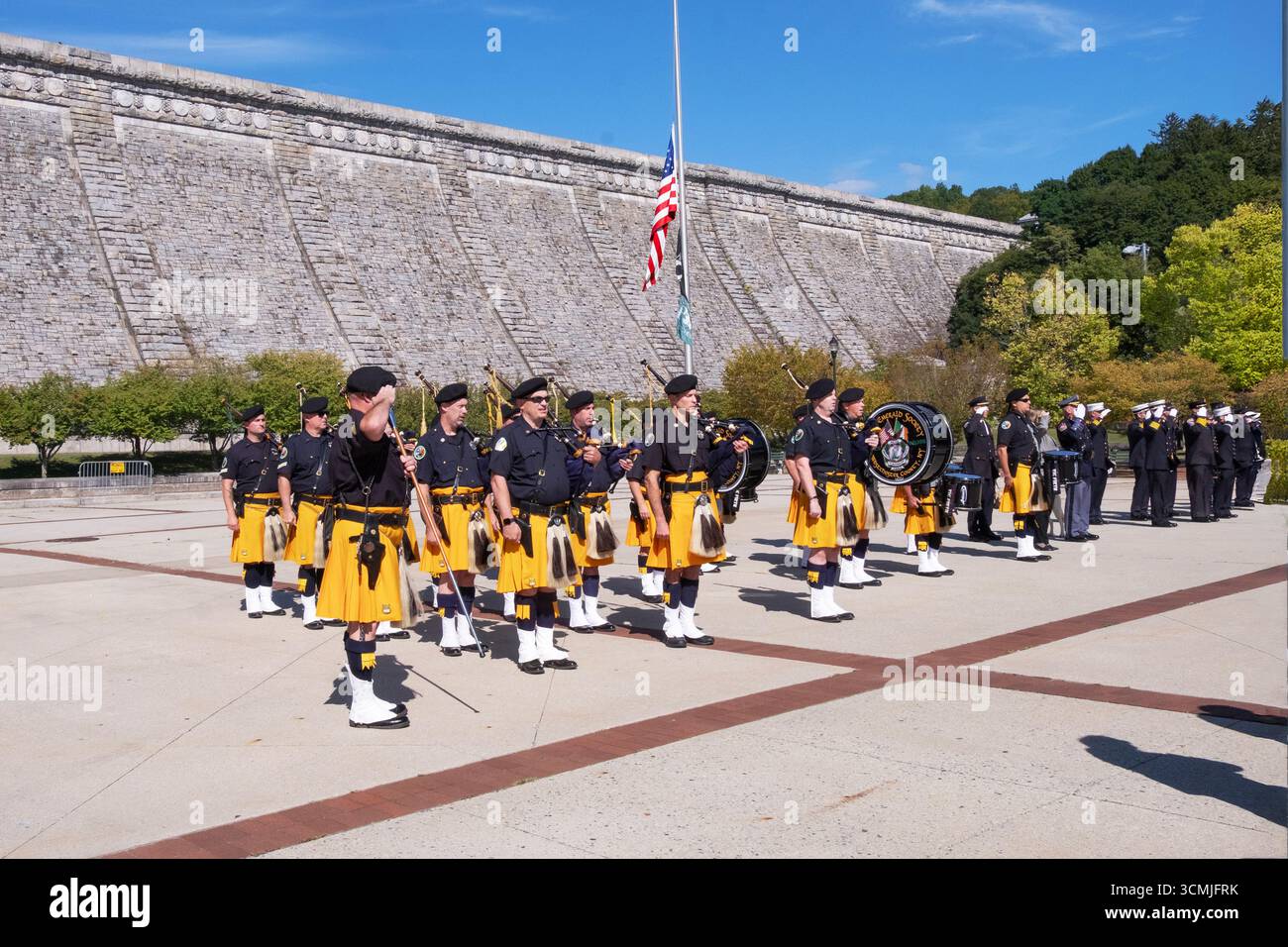 Les tuyaux et les tambours de la police Emerald Society de Westchester pendant le chant de l'hymne national lors de la cérémonie commémorative du 11 septembre. Banque D'Images